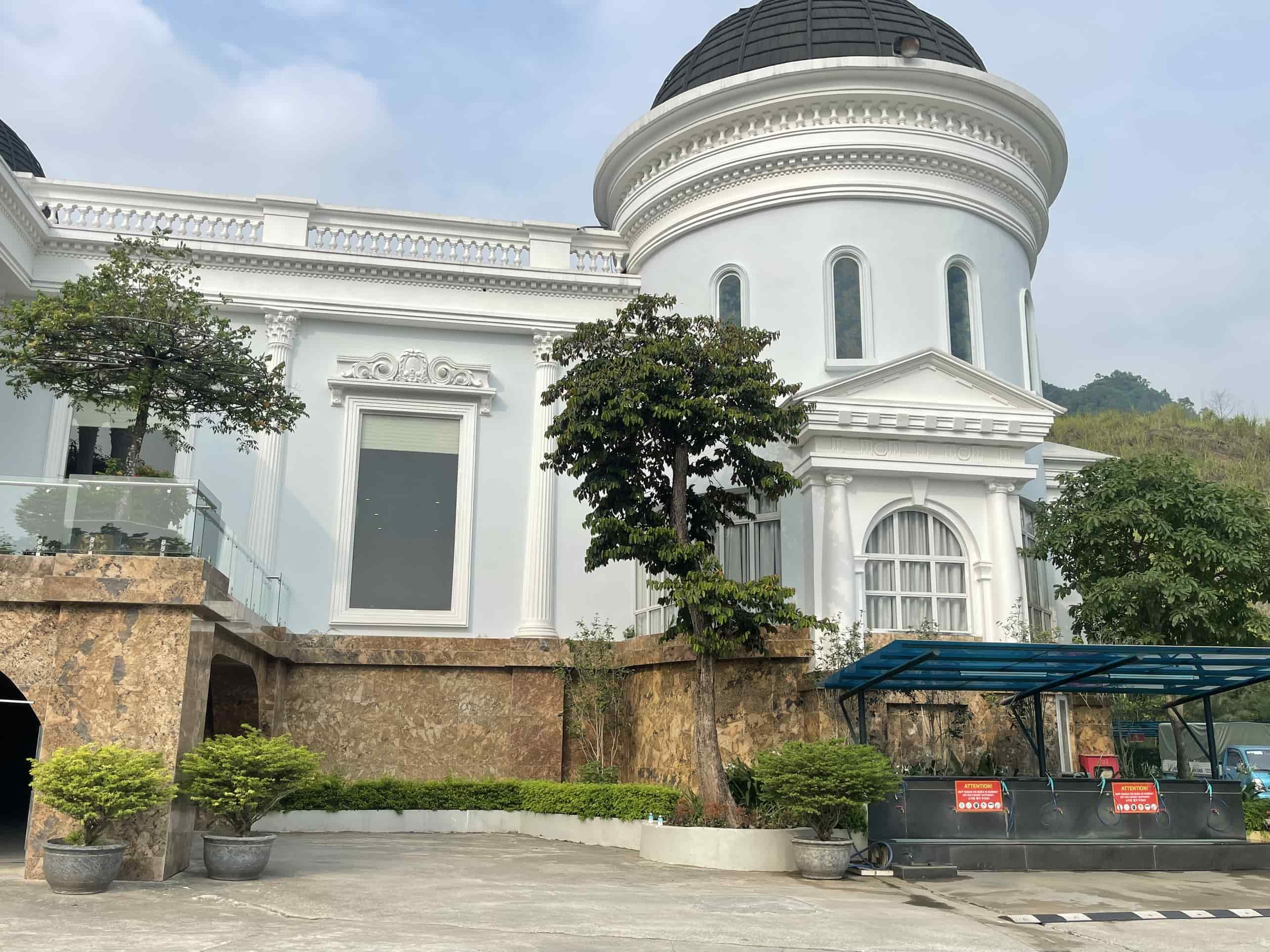 Đá granite Alaska Gold ốp mặt tiền Sân Golf Hà Nam