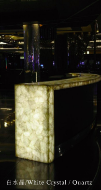 Thiết kế quầy lễ tân bằng đá White Crystal tại sảnh khách sạn