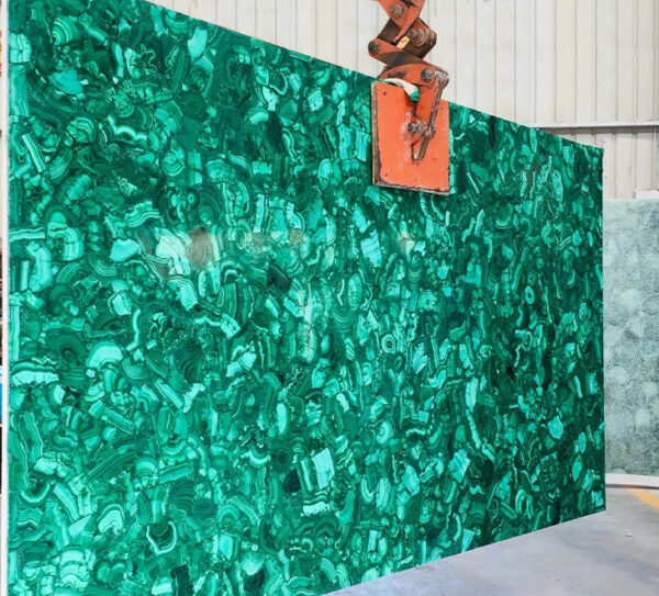 Tranh Malachite: Vẻ đẹp tự nhiên làm sáng bừng không gian.